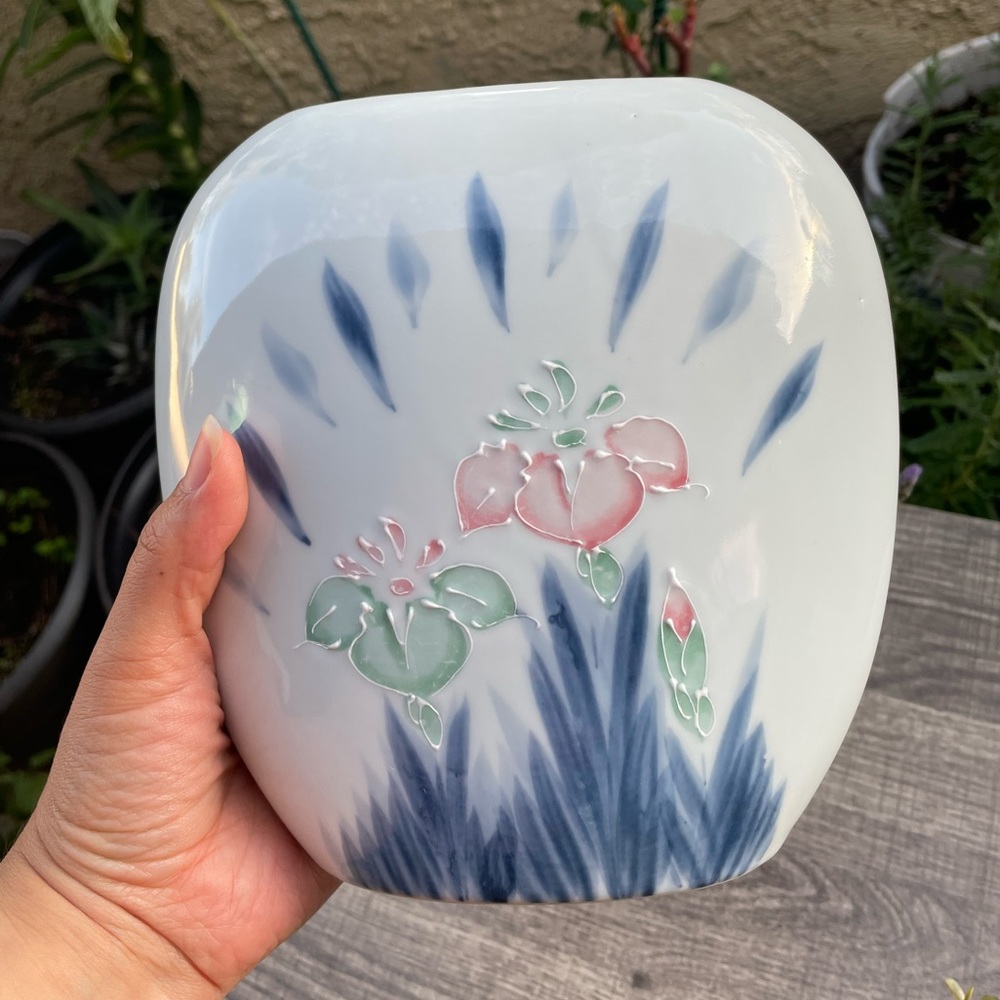 Hand Painted Porcelain Vase 🏺